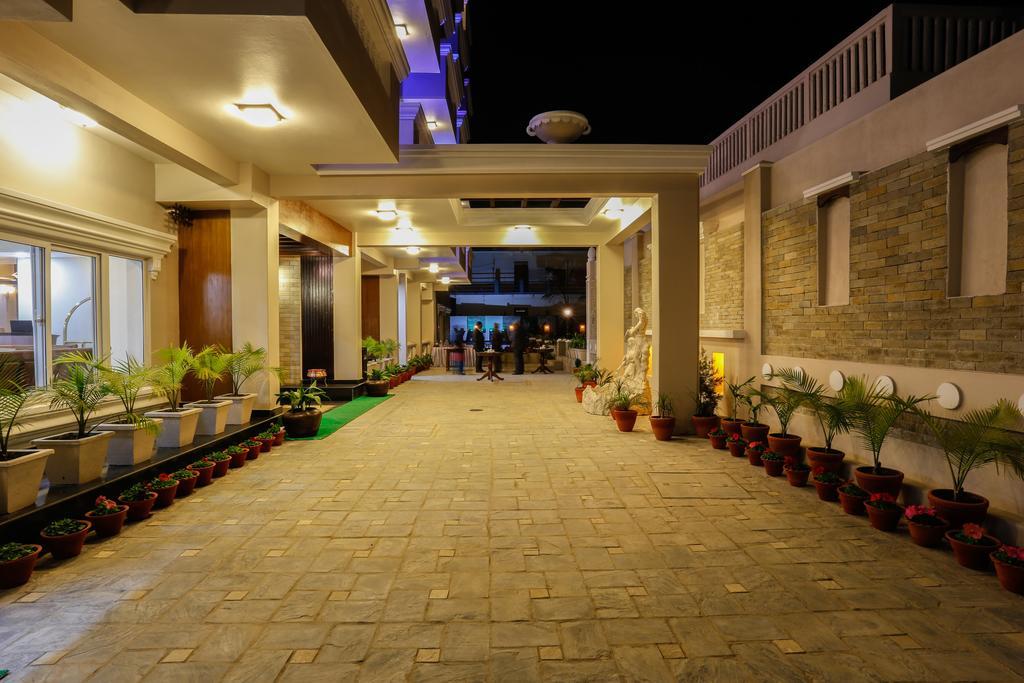 Da Yatra Courtyard Hotel Покхара Экстерьер фото